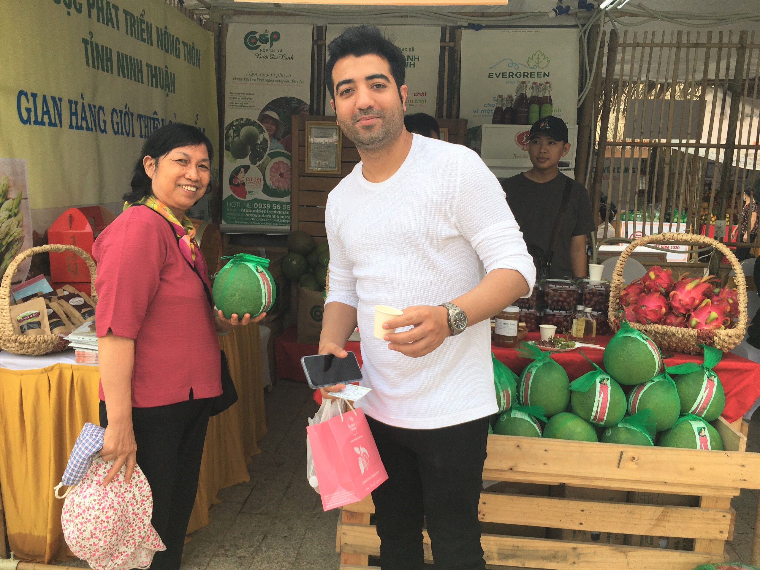 Bưởi da xanh Cô Gái Bưởi Hồng thắng lớn tại Hội chợ đặc sản vùng miền 2020, Hà Nội