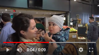 Em bé Canada lần đầu ăn bưởi da xanh